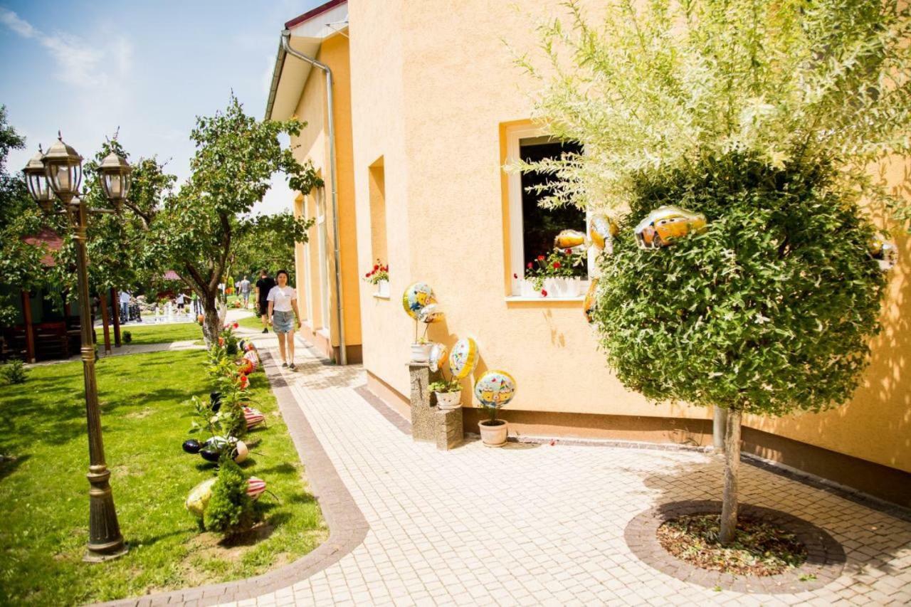 Beauty Complex Hotel Berehove  Bagian luar foto